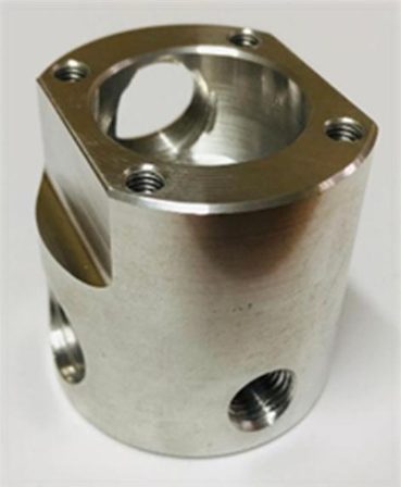 Bloque de acero maquinado en CNC